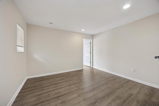 Building Photo - Spacious 3-Bedroom Apartment in the Heart ...