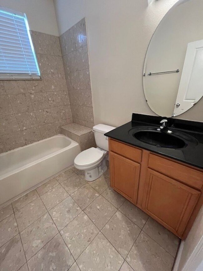 Building Photo - *** 3/2.5  with 1 car garage/ Townhouse Th...