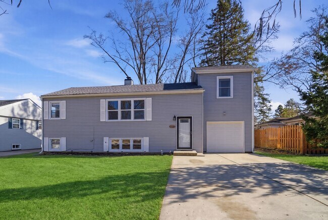 Building Photo - 4611 W Shore Dr