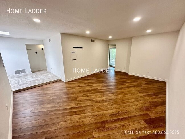 Building Photo - 8084 E Del Laton Dr
