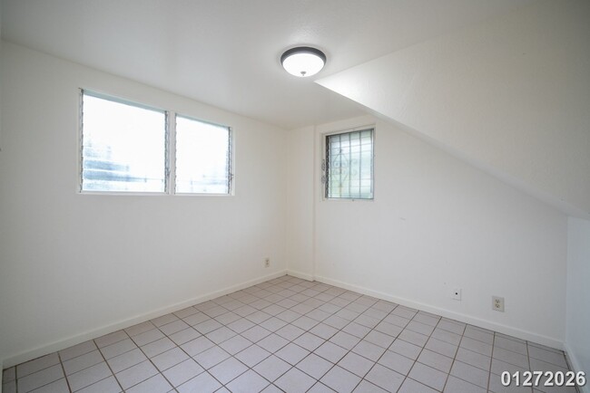 Building Photo - $2,200 /  2 Bed/ 1 Bath Spacious Duplex Centrally Located in Pearl City (Waiawa)