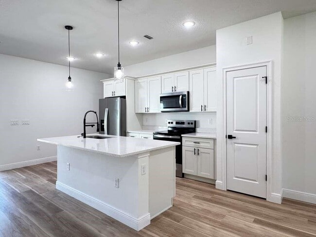 Building Photo - 8419 N Saxon Way