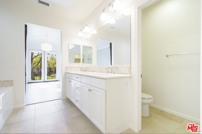 Building Photo - 73 City Stroll