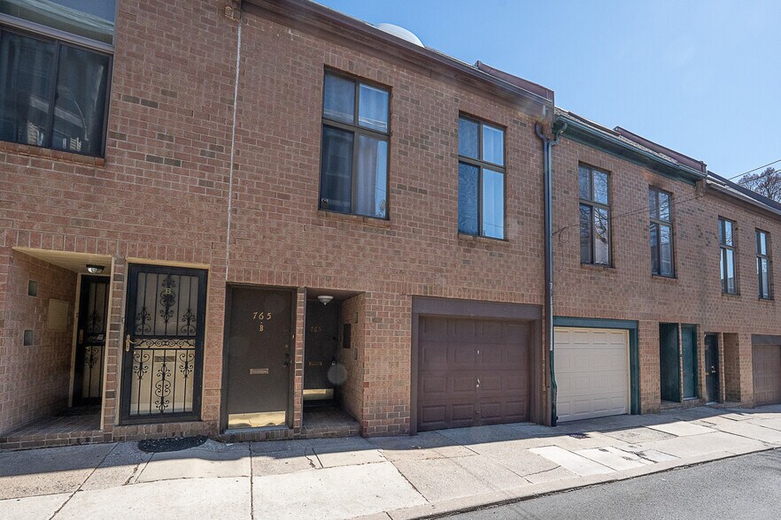 Primary Photo - 765 N Ringgold St