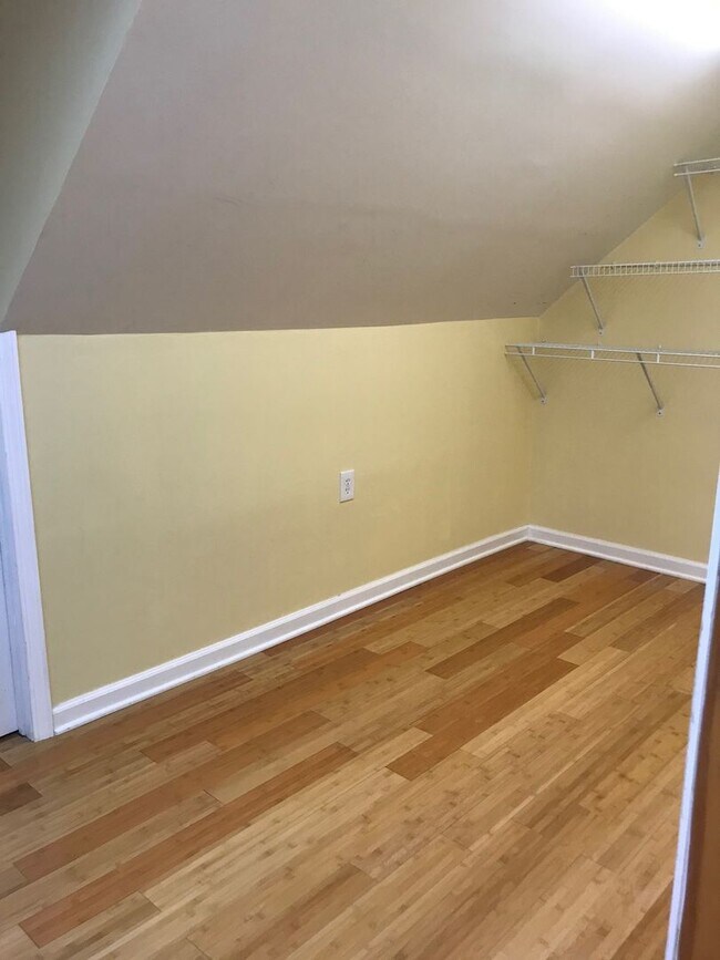 Building Photo - Comfortable house in prime location near the U of M Stadium!