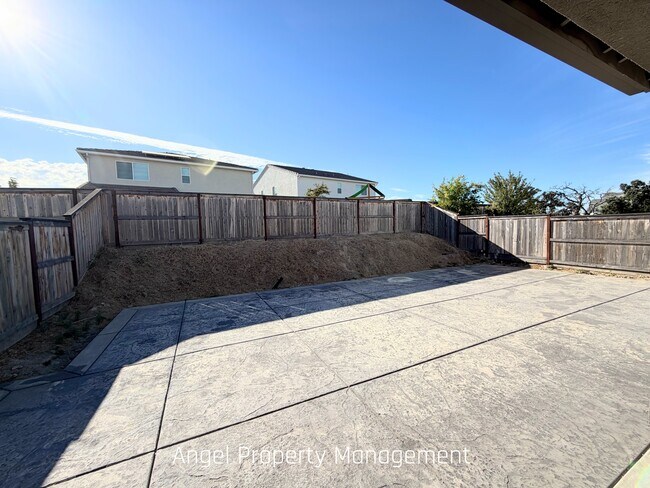 Building Photo - 425 Fuchsia Ct