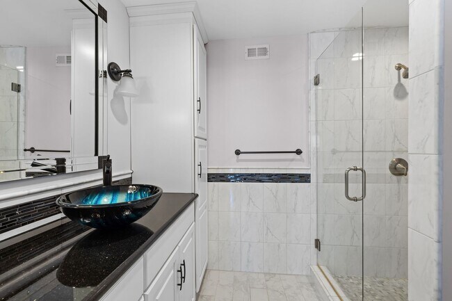 Building Photo - 5 Bedroom 5.5 Bathroom Pool Home in Encino