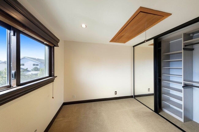 Building Photo - Beautifully maintained Tuscan-style custom home