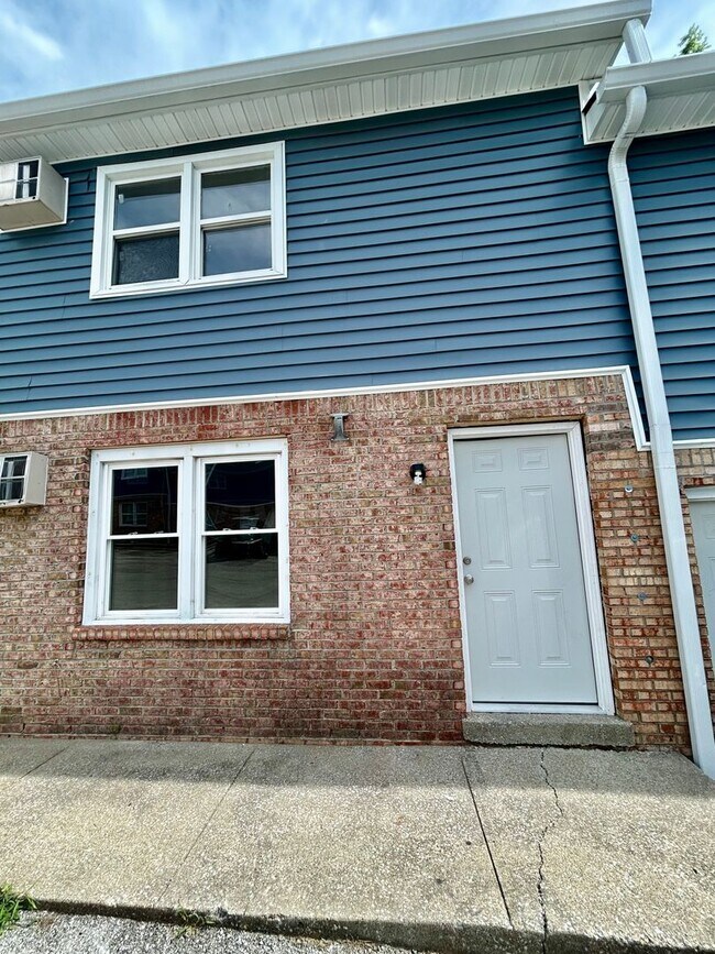 Building Photo - HALF OFF FIRST MONTH - 2 Bedroom in Versailles!