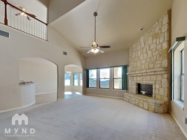 Building Photo - 914 Almadin