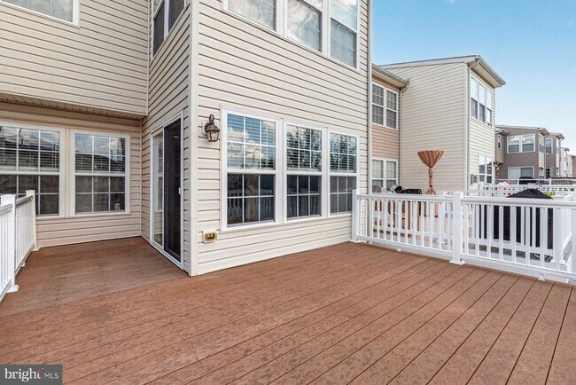 Building Photo - 711 Wineberry Way