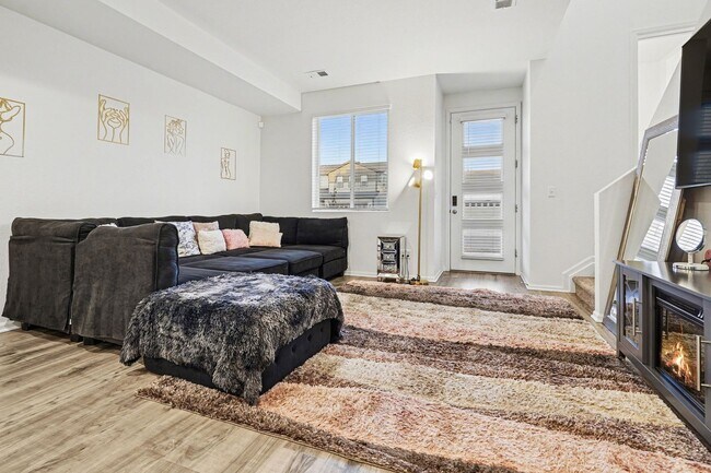 Building Photo - Available April 2026! 2 bed 2.5 bath townhouse!