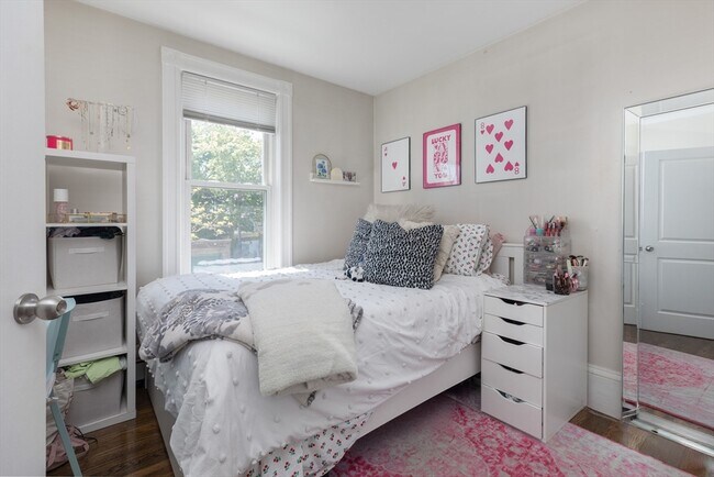 Building Photo - 420 E 6th St