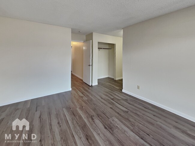 Building Photo - 1290 Stardust St