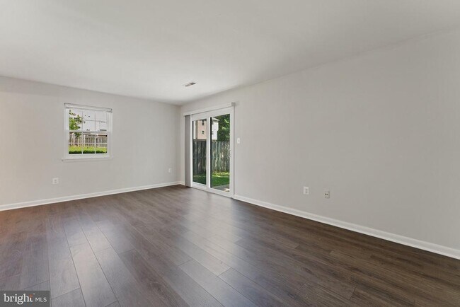 Building Photo - 15001 Cherrydale Dr