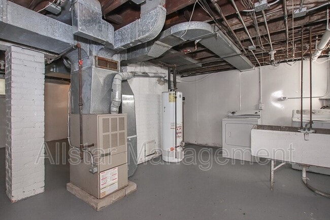 Building Photo - 3195 Whitethorn Rd