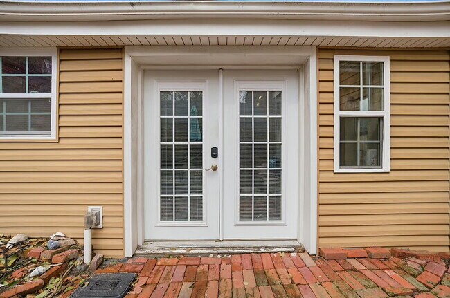 Building Photo - 831 Gates Ave