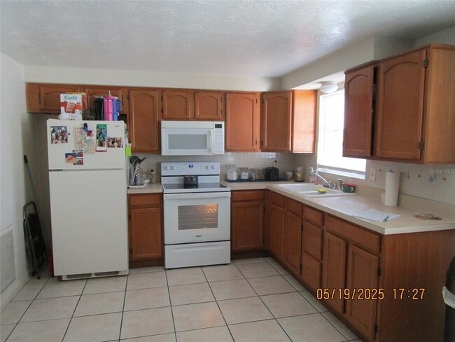 Building Photo - 3911 Redwood Dr