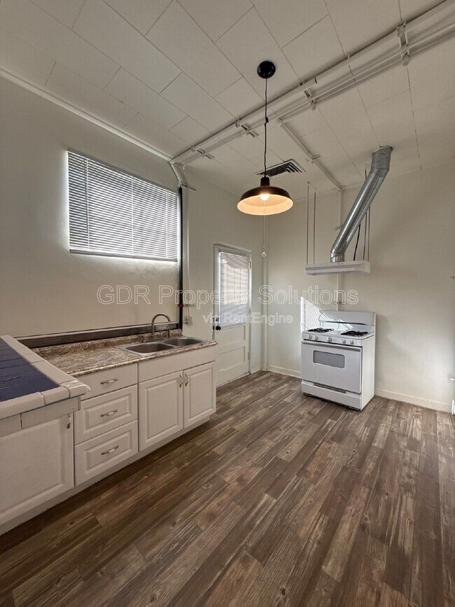 Building Photo - 3209-525  Burton Ave Se