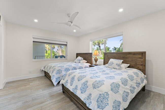 Building Photo - 1203 Hillsboro Mile