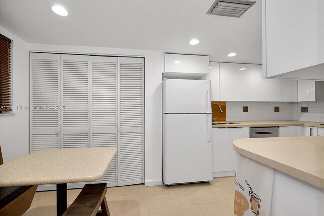 Building Photo - 2600 Cardena St