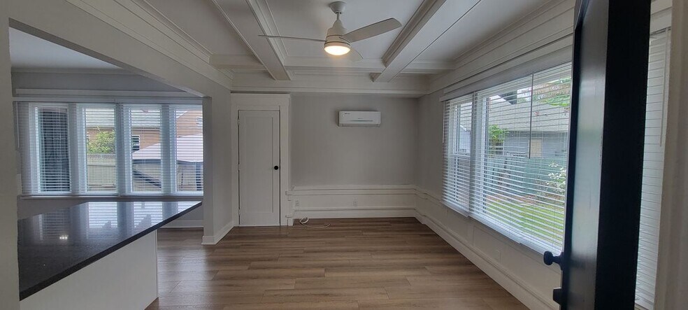 Building Photo - 1048 E 5th St