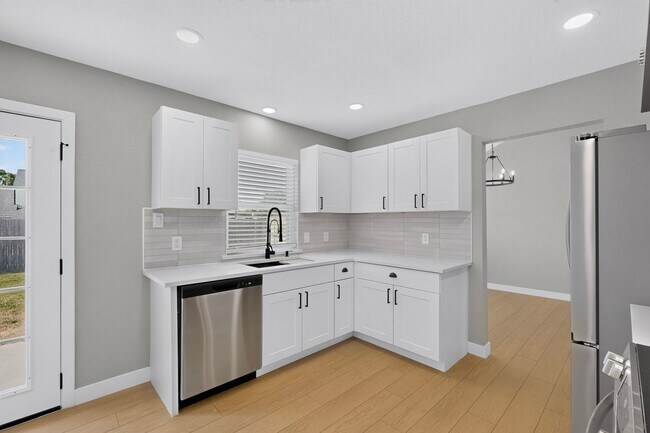 Building Photo - 1600 Crimson Ct
