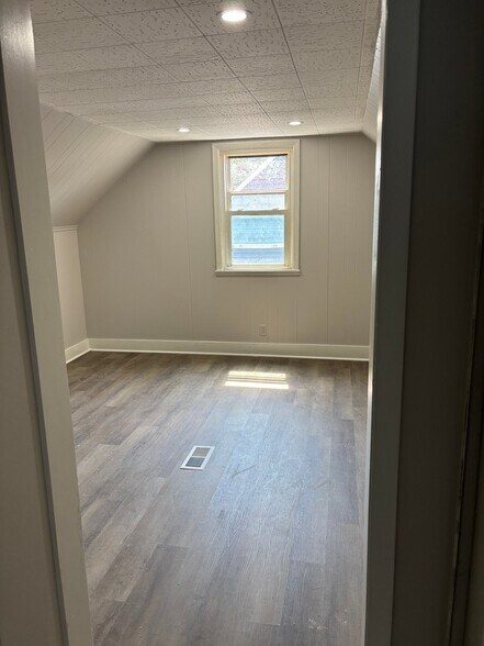 Building Photo - 532 60th St
