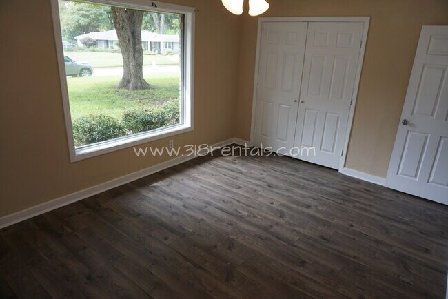 Building Photo - 4747 Crescent Dr