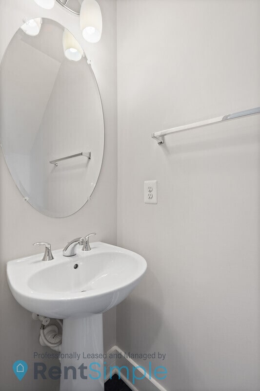 Building Photo - 44798 Tiverton Sq