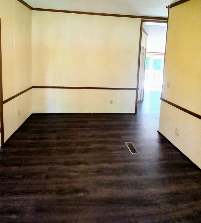 Building Photo - FOR RENT: Beautiful 3 Bed / 2 Bath Spaciou...