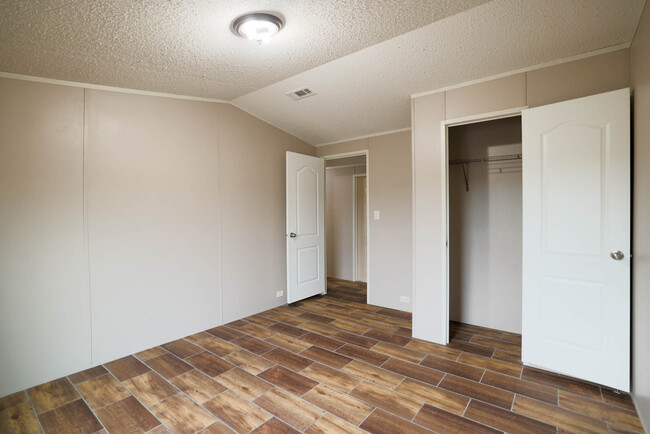 Secondary bedroom w/ entrance and closet. - 1225 Orizaba