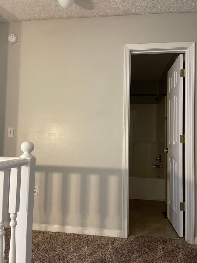 Building Photo - Dunwoody Townhomes - End Unit!