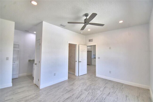 Building Photo - 7951 Sarasota Dr