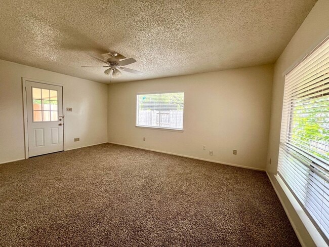 Building Photo - Charming 3/2 in Pipers Meadow *NO HOA* Mov...