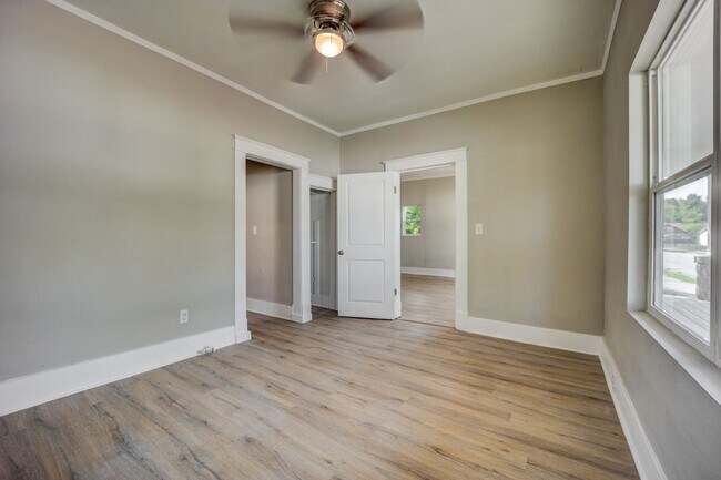 Building Photo - Freshly Updated 2 Bedroom House