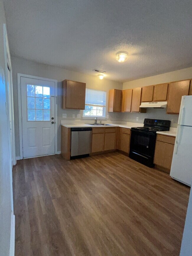 Building Photo - Two Bedroom Two Full Bathroom End Unit Townhome located in Indian Wells!