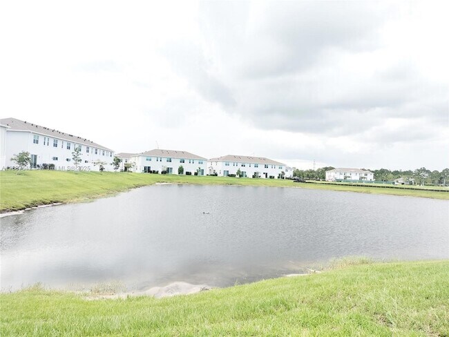 Building Photo - 400 SE Crossoak Ln