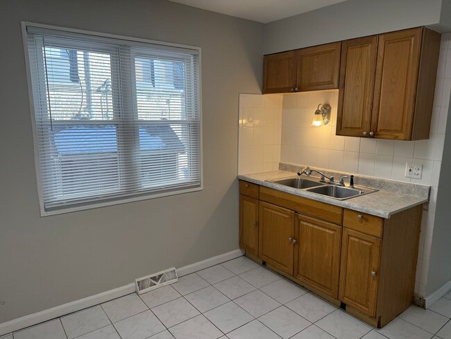 Building Photo - Albany Park 2 Bedroom 1 1/2 Bath 2 Story T...