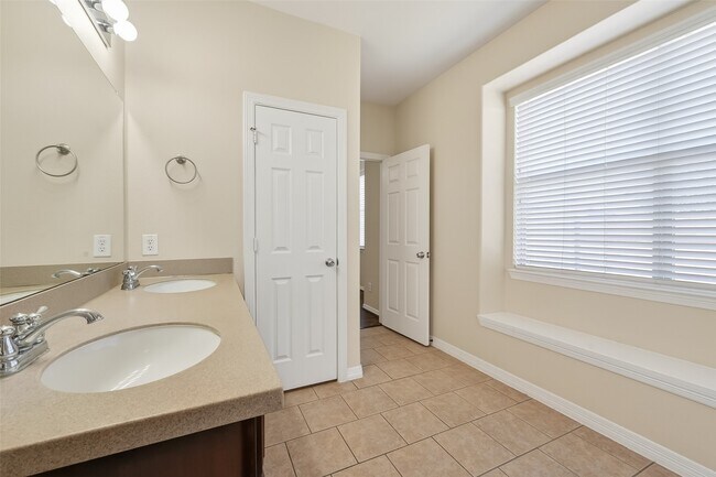 Building Photo - 11019 Bergamo Dr