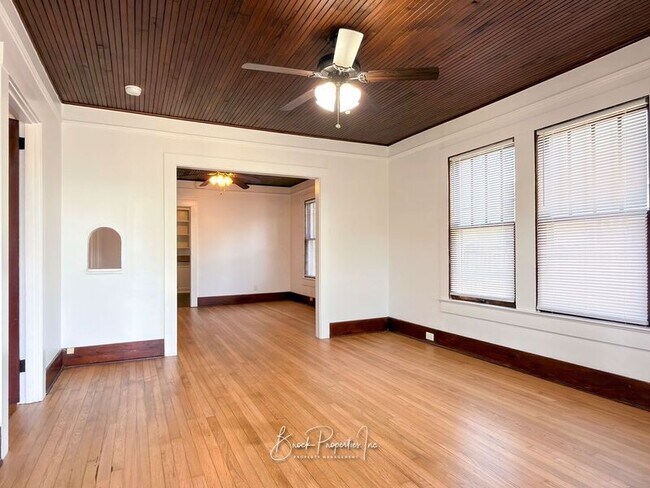 Building Photo - 1613 E Blount St