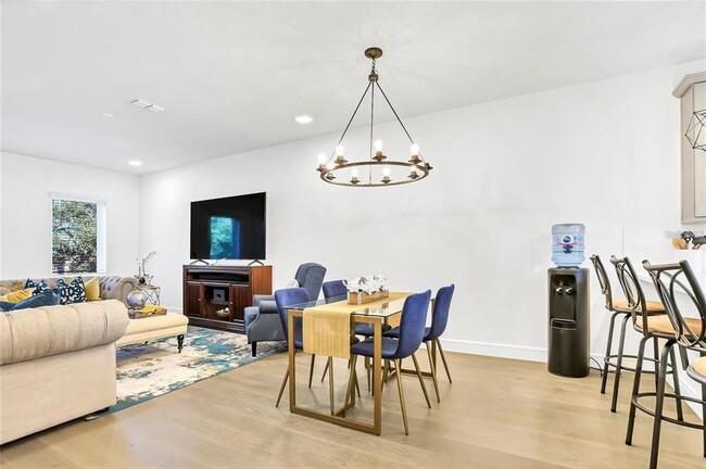 Building Photo - 212 E Pineloch Ave