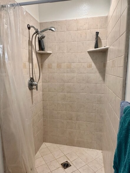 Master Full Bath - 3700 Dean Dr