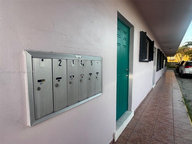 Building Photo - 15 W 9th St