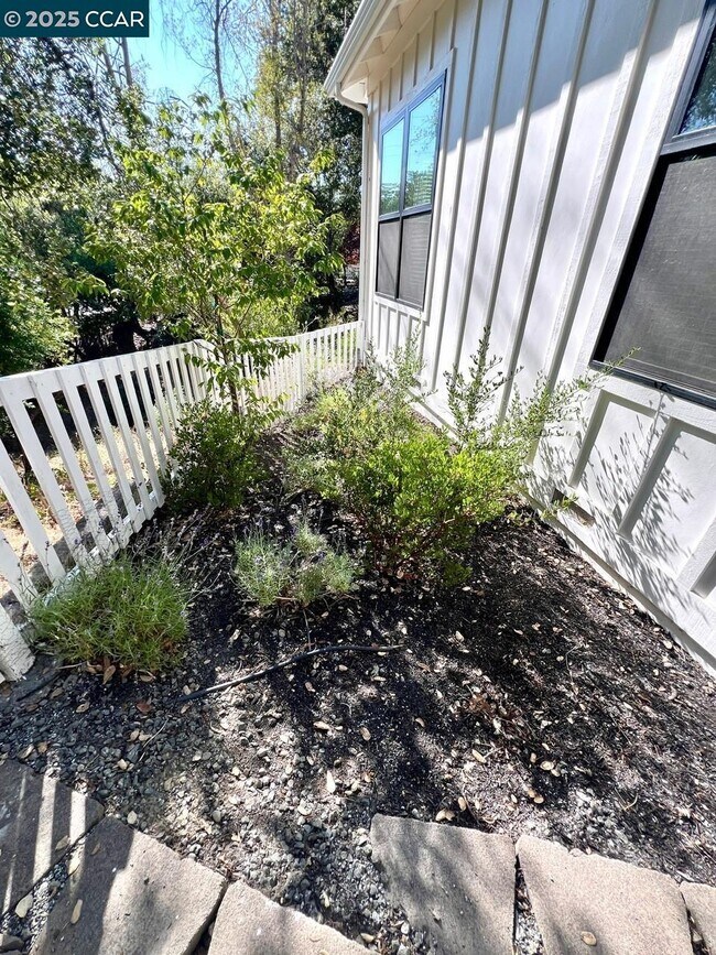 Building Photo - 6 Linda Vista