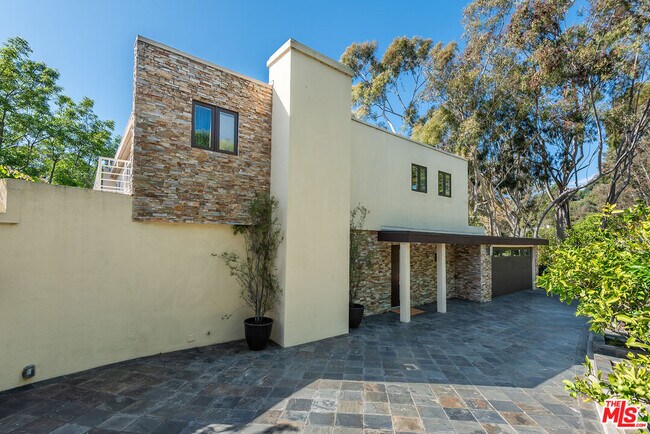 Building Photo - 615 N Saltair Ave