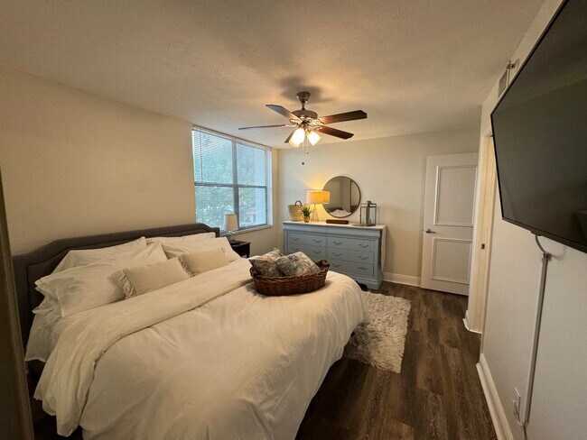 Building Photo - 2025 Lavers Cir
