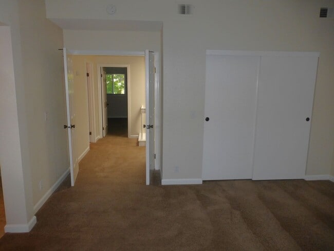 Building Photo - Townhouse 2 bedrooms, 2 1/2 baths, 2 car g...