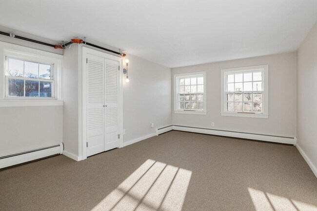 Building Photo - 205 Market St