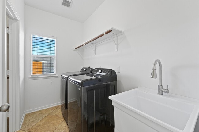 Building Photo - 26422 Creston Woods Dr